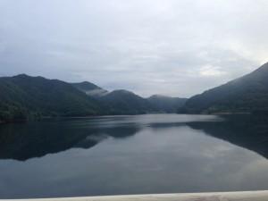 朝のダム湖