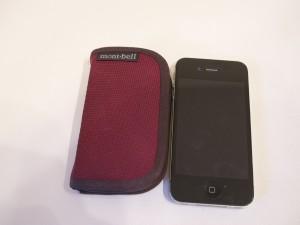 iPhone4Sとmontbell MiniZipWalletの比較